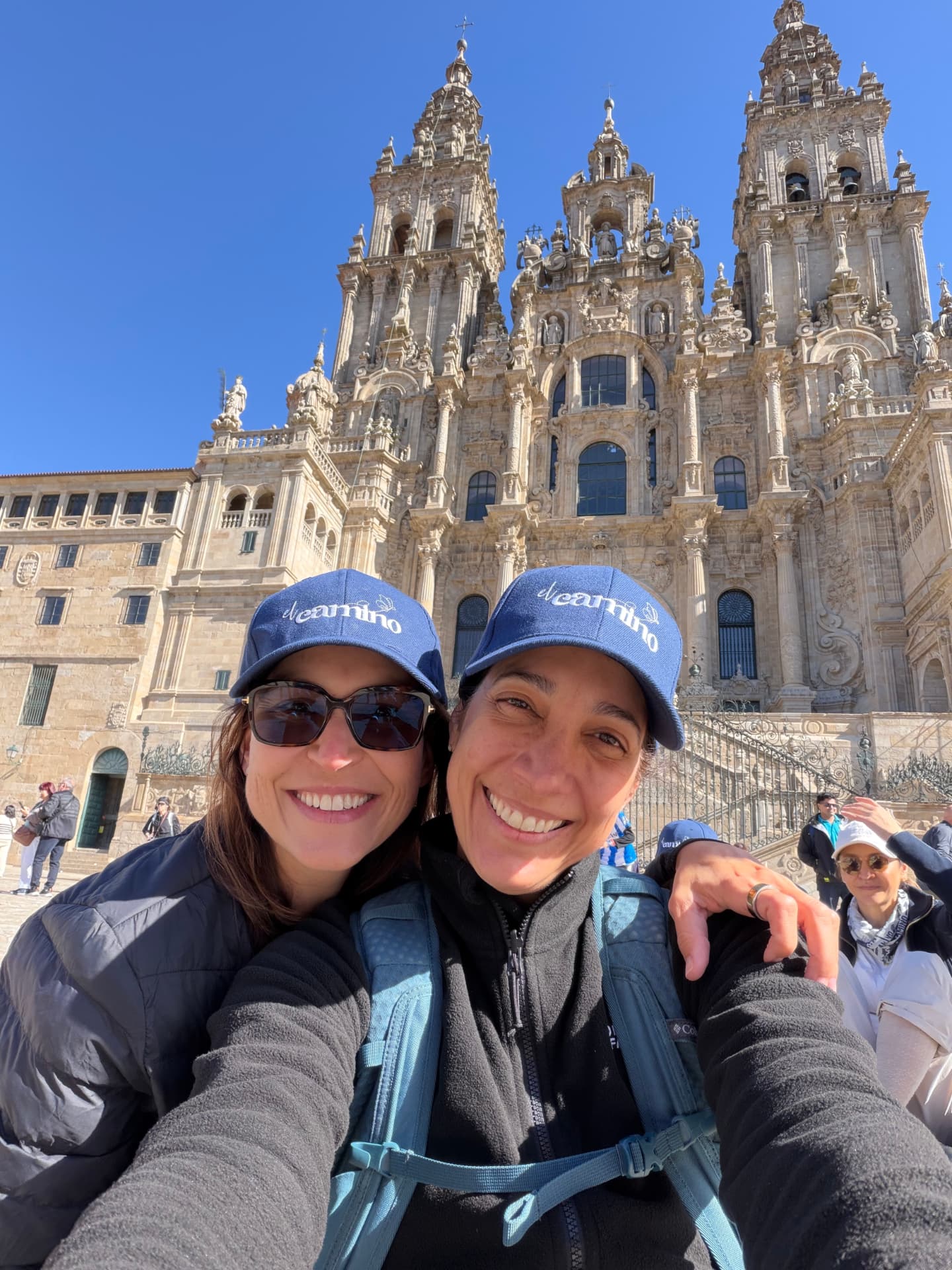 Tatiana y Ana con gorras de El Camino ante la Catedral de Santiago